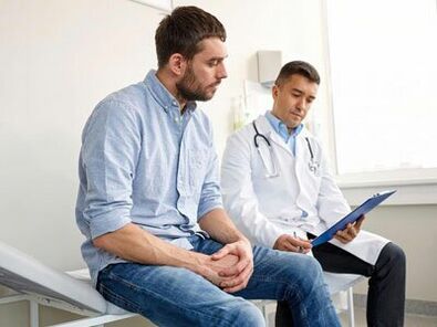 Lægen vil hjælpe manden med at bestemme årsagen til patologisk udledning fra urinrøret
